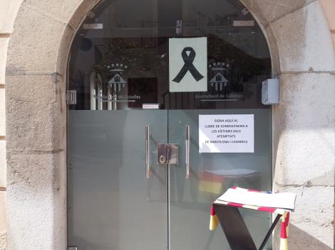 Llibre de condolences a l'Ajuntament de Cubelles per atemptats Barcelona i Cambrils