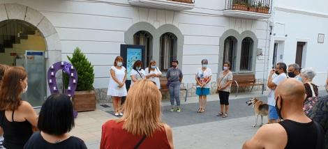 060821 Manifest en rebuig a tot tipus de violències a la plaça de la Vila.jpg