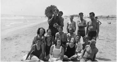 Grup de joves a la platja de Cubelles, l'estiu de 1942