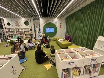 BIBLIOTECA 15 MINUTS CONTATS (1).JPG