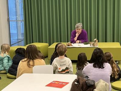 BIBLIOTECA 15 MINUTS CONTATS (2).JPG