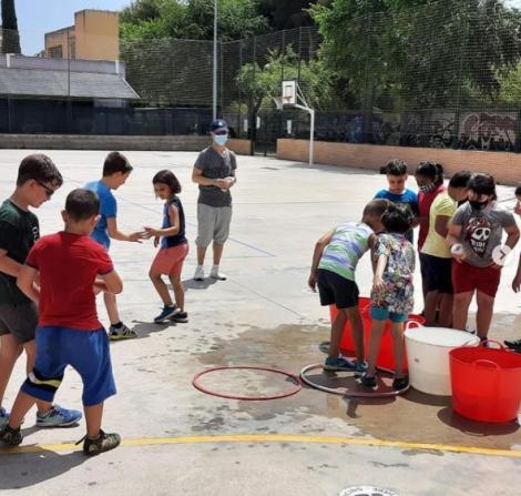 Els infants de l'escola Vora del Mar fan jocs d'aigua per tancar el curs escolar.jpg