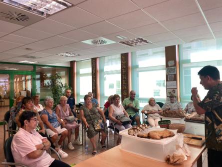 Taller de pa_Casal d'estiu Fem Pinya 2022.jpg