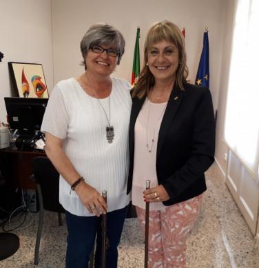 Montserrat Antó, jutgessa de pau, i Rosa Fonoll, alcaldessa, amb les vares respectives